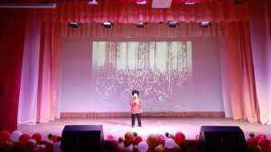 Исполняет песню Криворучкин Матвей