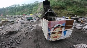 Строительство, экскаватор копает песок