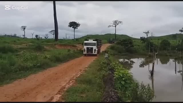 Во что превращаются бразильские дороги во время после дождя