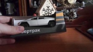 Шикарная моделька Тесла кибертрак со светом и звуком. Распаковка и обзор про машинки модельки.