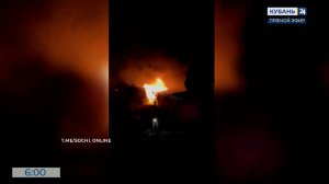 Два жилых барака загорелись ночью в Сочи, огонь охватил 200 кв. метров