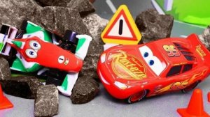 МУЛЬТИКИ ПРО МАШИНКИ 🚗 МОЛНИЯ МАКВИН ЗА ГРАНЬЮ ОБГОНА. К ЧЕМУ ПРИВЕДЁТ НА ЭТО РАЗ ЕГО АВАНТЮРА