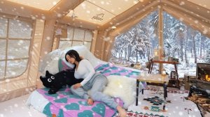 Уютный снежный кемпинг в большой двухкомнатной надувной палатке.