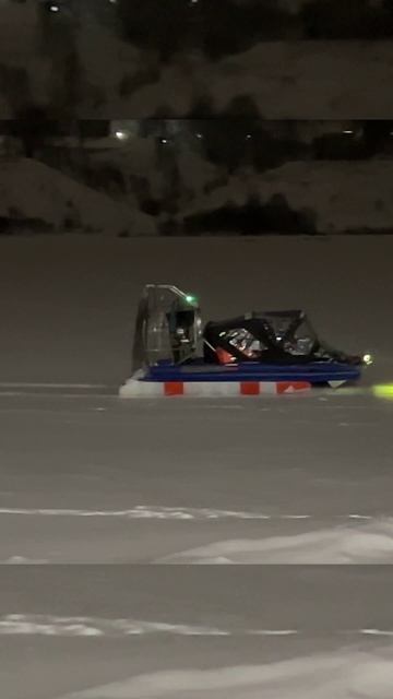 Катер на воздушной подушке. Переправа через Волгу в Тутаеве. Ярославская область.