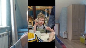 я делаю поделку из глины