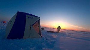 Зимняя рыбалка на карася в палатке. Ловля на мормышку и мотыля.