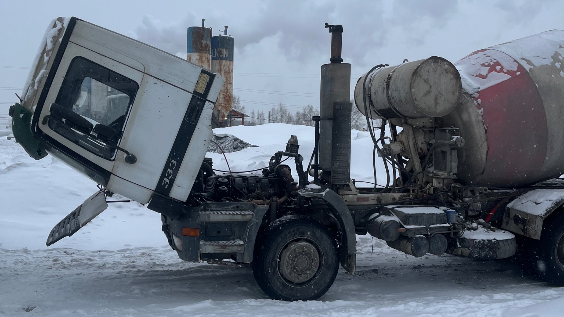 Mercedes Actros: эта ХЕРНЯ сломалась посреди зимы. Снятие насоса ГУР #бетонныебудни