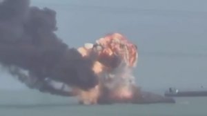 Мощный взрыв на иранском ракетном корвете в порту Бендер-Аббас сняли на видео