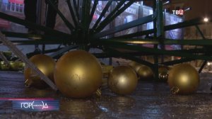 В Москве продолжается демонтаж новогодних украшений