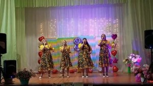 "Плывет веночек."