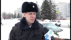 Сотрудники ГАИ дарили зареченкам цветы и шарики