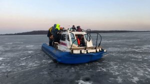 Двух тонущих рыбаков вытянули из ледяной воды в Калининградском заливе