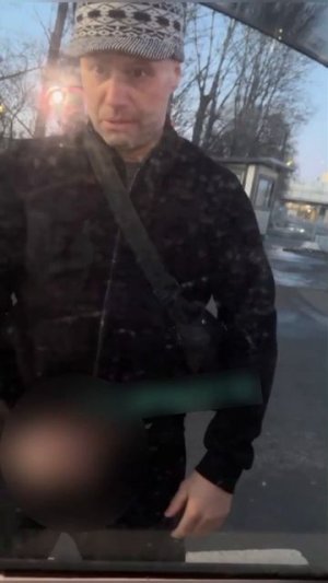 В Питере мужик показал член девушке, которая не пропустила его на дороге