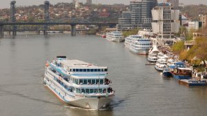 Красота. Плывем на катере в Ростове-на-Дону. Видна "Ростов Арена". А рыбаки ловят лещей