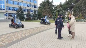 Полицейские вручают цветы дамам возле городской администрации