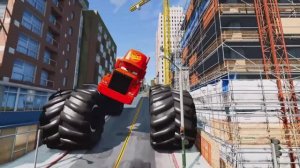 Эпический побег от гигантских лап грузовика паука против машин в BeamNG