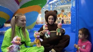 Маленькая Вера - Медведь и Алиса дарят кукол CryBabies малышам(1080P_60FPS)