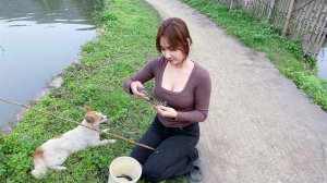 Деревенская девушка ловит змееголова крошечной удочкой. Аутентичная деревенская рыбацкая жизнь