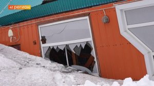 СТРОЕНИЯ В ПЕТРОПАВЛОВСКЕ НЕ ВЫДЕРЖИВАЮТ ТЯЖЕСТИ СНЕГА • НОВОСТИ КАМЧАТКИ