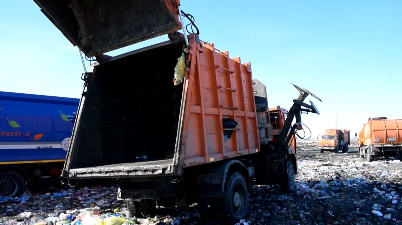 Мусоровоз МКМ-4605 на шасси КамАЗ-53605-62 (Н 444 УМ 22). Разгрузка на свалке / KAMAZ garbage truck.