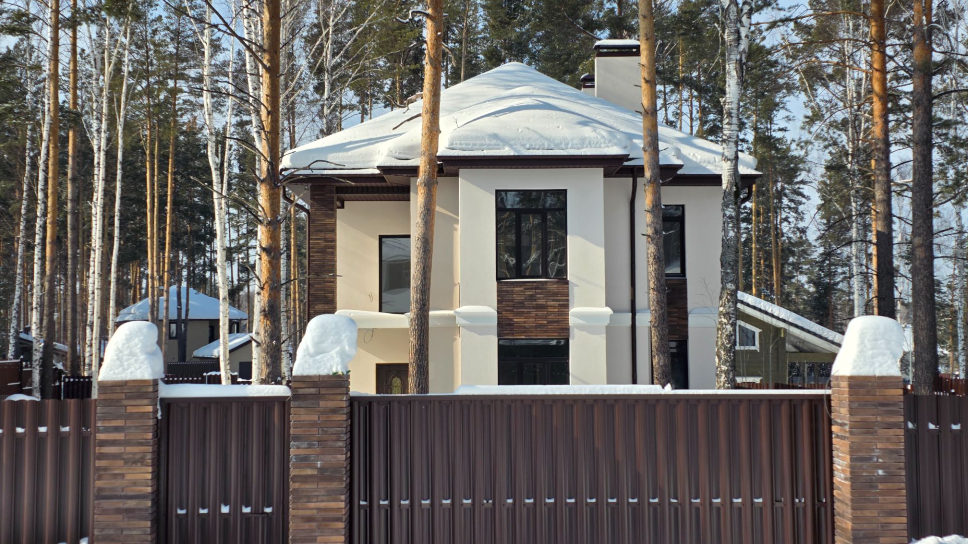 В продаже двухэтажный дом с гаражом и выходом на прогулочную тропу.