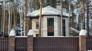 В продаже двухэтажный дом с гаражом и выходом на прогулочную тропу.