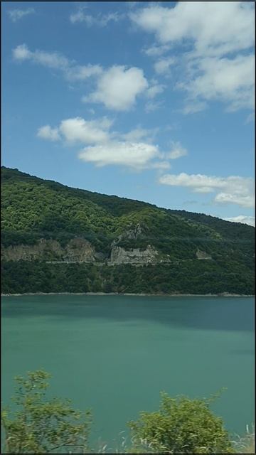 Дорога и пейзажи вдоль Жинвальского водохранилища (Грузия) 22.06.2025