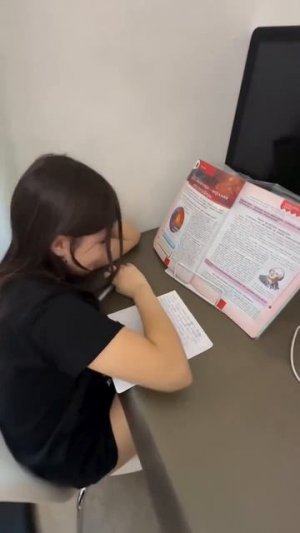 Когда ты задумалась над домашкой, а они ржут. И да, я не спала 😩😴. #домашка #смех #сон