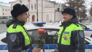 Единственную в регионе женщину-инспектора ДПС поздравили с 8 марта на посту