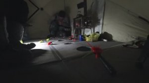 ОНИ ПРУТ КАК ДУРНЫЕ ВОТ ЭТО ОТОРВАЛИСЬ рыбалка зимой с ночевкой