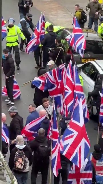 #Англия Мигрант попытался выхватить английский флаг у одного из демонстрантов