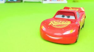 Молния Маквин катает | Крутые игрушки для детей 🚘