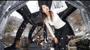 Кемпинг в снегопад в гигантской двухкомнатной палатке.