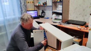 Муж собирает подарок. Ничего страшного не должно быть!