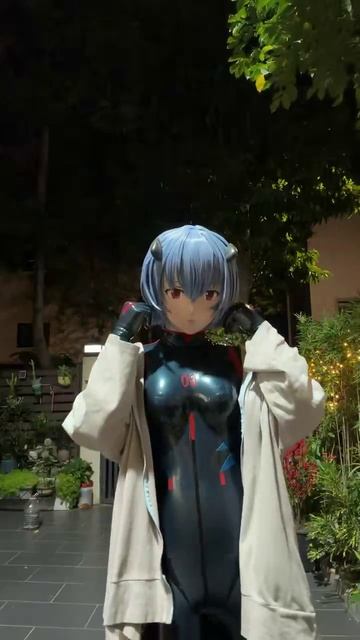 Латексная Аянами гуляет по двору.)