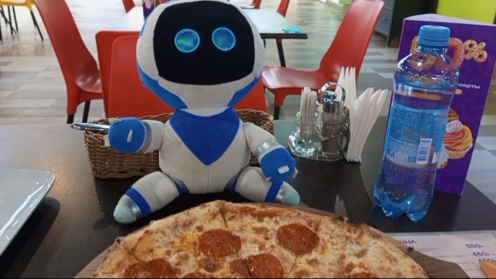 Астробот в игровой комнате.