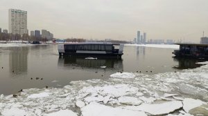 Путешествие по весенней Москва-реке среди льдин на кораблике.