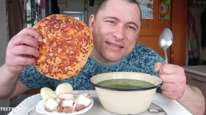 Мукбанг/обжорыч/Суп с куринными шейками и сырная лепёшка/