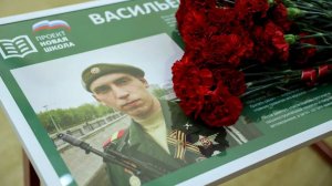 (12+) «Не бросать своих»: парту героя в МБОУ СОШ № 10 посвятили Максиму Васильеву