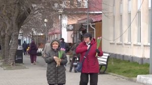 💐 В Анапе сотрудники полиции поздравили женщин с 8 Марта и подарили им тюльпаны