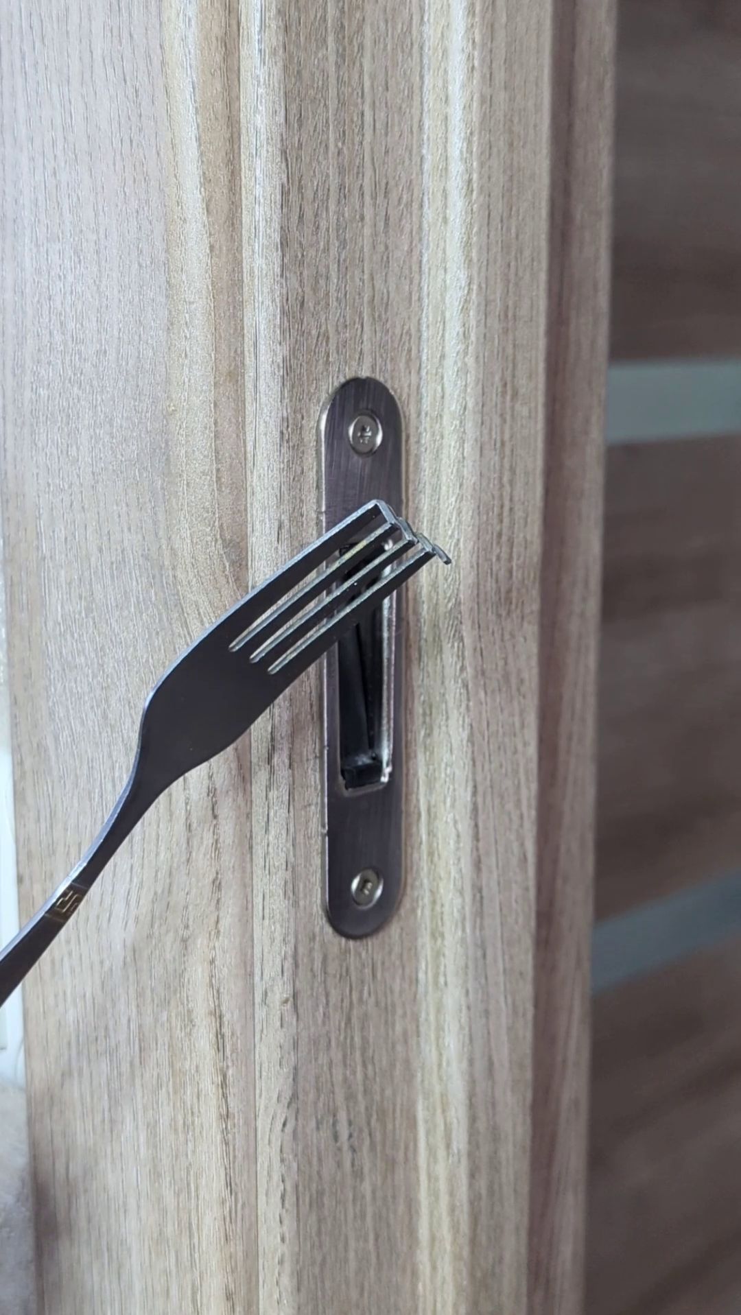 Отличный лайфхак для дверей! Как надёжно запереть дверь, если замок сломан
