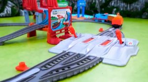 Поезда! Детская огромная железная дорога! Давай играть вместе!