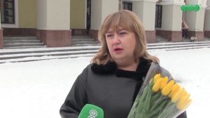 Перед 8 Марта праздничная акция прошла и среди пешеходов. Прямо на улице девушки получали подарки