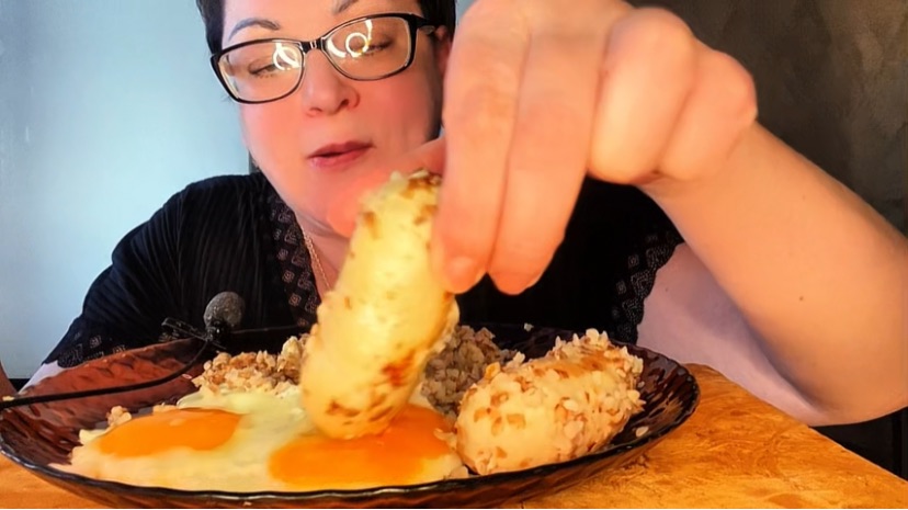 Мукбанг огромная тарелка ГРЕЧКИ и два яичка/Простая еда, но мне вкусно!