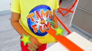 Влад и Ники занимаются спортом вместе с игрушками WWE и становятся сильнее