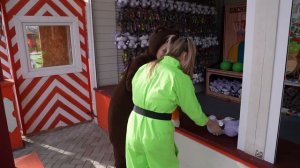 Маленькая Вера - Алиса и Медведь играют в призовые аттракционы в парке развлечений С(8K