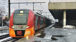 ЭС2Г 124 "Ласточка" сообщением Санкт-Петербург - Кузнечное, отправляется от станции Девяткино