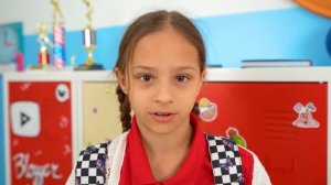 Настя поддерживает новичков в первый день учебы