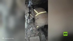 انتشال جثمان طفلة من بين ركام مبنى سكني في طهران بعد قصفه