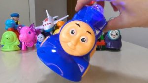 Детям. Паровозик Томас, играем синим паровозиком!